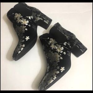 Ann Klein booties size 8M